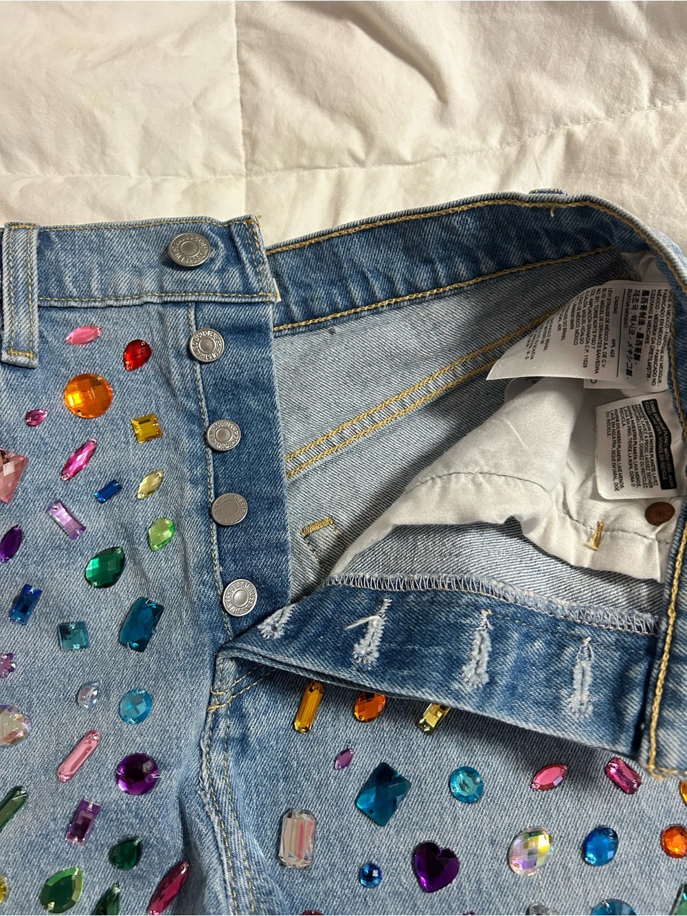 Levis rib cage Denim High-Rise shorts with hand sewn gems size 28 - Picture 5 of 10